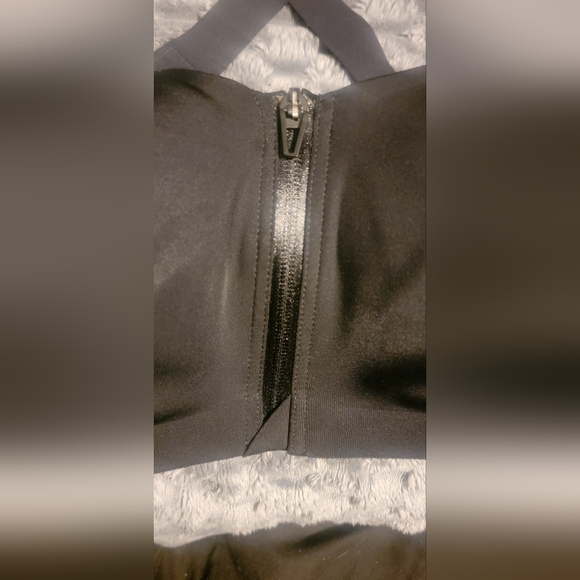 Victoria Secret Black Sports Bra 34D NWOT - Picture 2 of 5